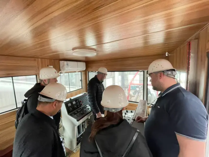 Oroszországi ügyfelek látogatása a JMD550 vágó szívókotró ellenőrzéséhez